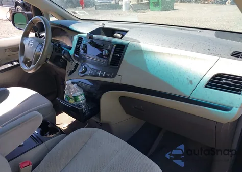 2014 Toyota Sienna Le V6 8 Passenger z USA, uszkodzony, nr VIN 5TDKK3DC6ES453200